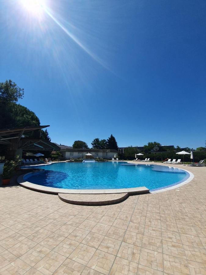 Balaton Hotel Pantai Sunny Bagian luar foto
