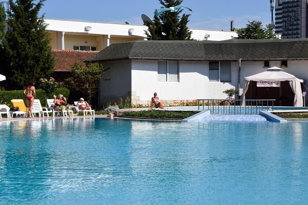 Balaton Hotel Pantai Sunny Bagian luar foto