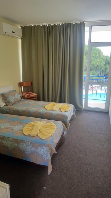 Balaton Hotel Pantai Sunny Bagian luar foto
